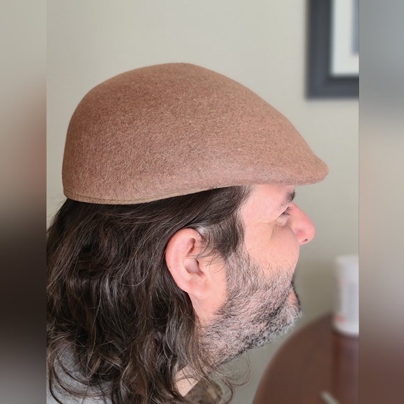 Beautiful Newsboy cap/hat/beret in tan color - Picture 2 of 9